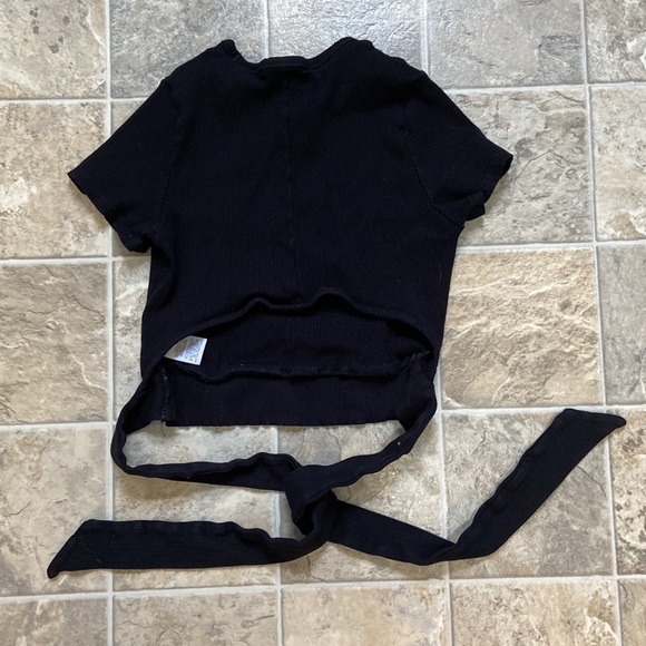 GARAGE - Black open back cropped top🖤 Size: Medium - Picture 2 of 2